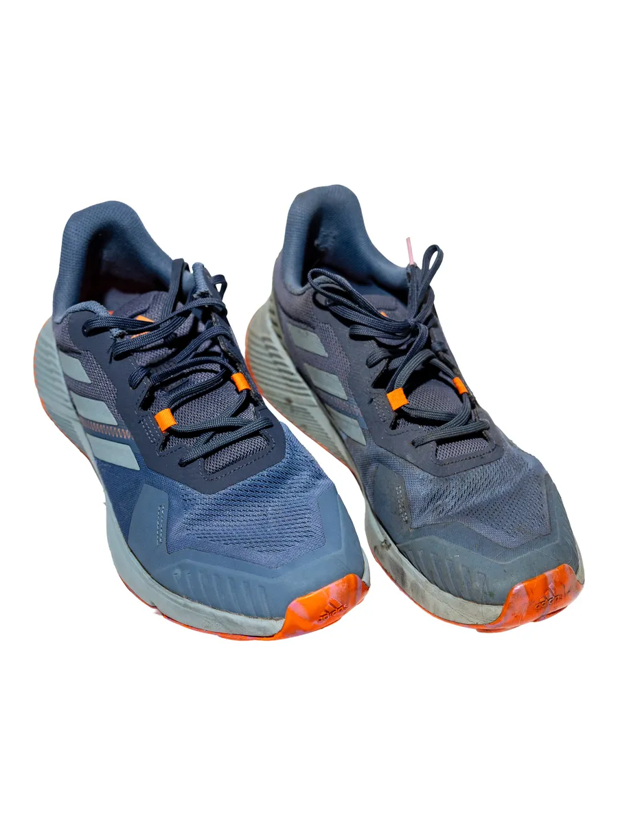 Front view of the pair: left shoe already cleaned, right shoe still dirty