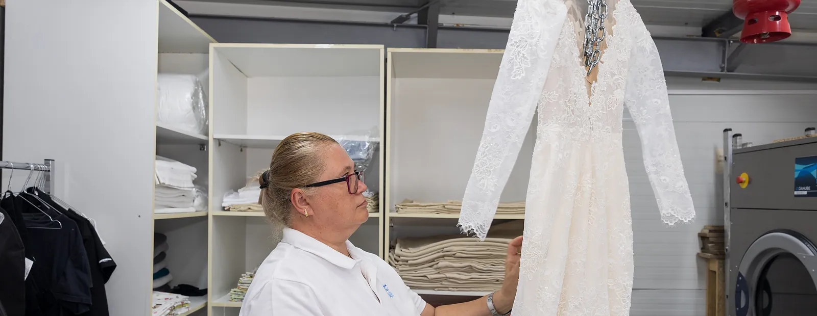 Rochie de mireasă, la finisare în atelierul QuickWash