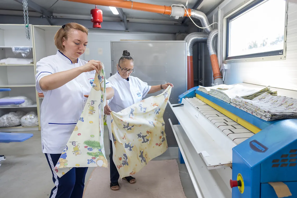 Textile mari întinse și călcate la calandrul industrial QuickWash