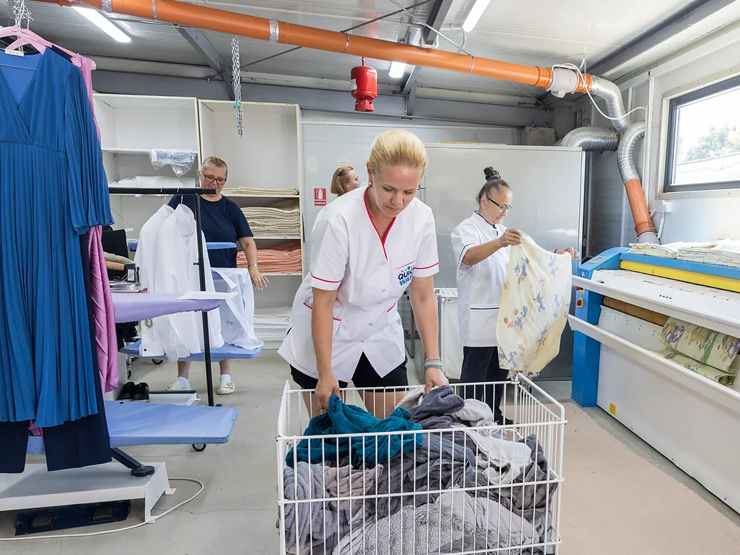 Atelierul QuickWash — sortare și călcat,